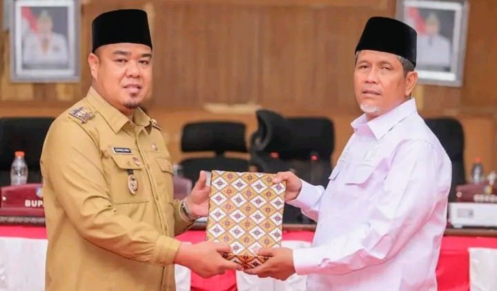 Wabup Batu Bara Syafrizal sampaikan Nota Keuangan dan Rancangan Peraturan Daerah Kabupaten Batu Bara tentang Perubahan Anggaran Pendapatan dan Belanja Daerah Tahun Anggaran 2025 pada Wakil Ketua DPRD Batu Bara Rodial sekaligus pemimpin sidang rapat paripurna
