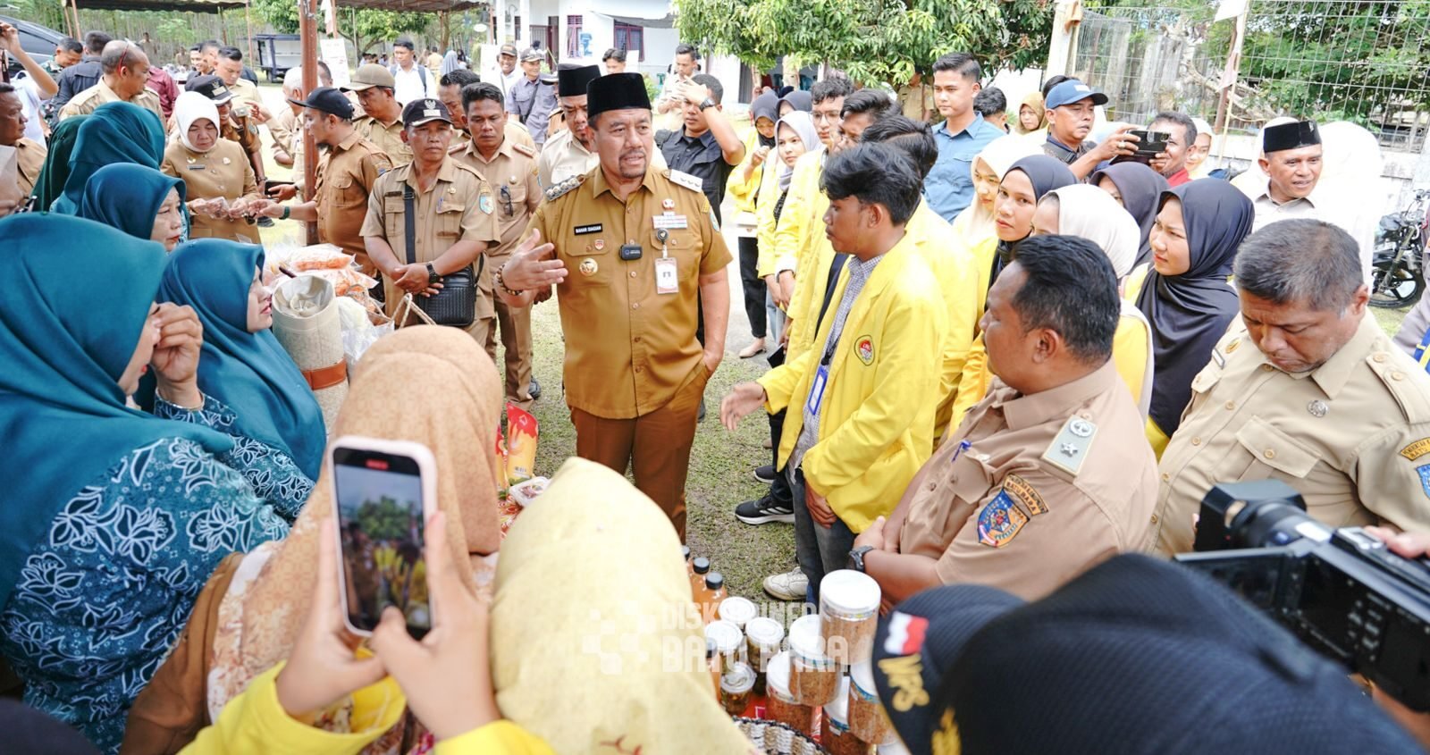 Bupati Batu Bara H.Baharuddin Siagian bersama masyarakat.