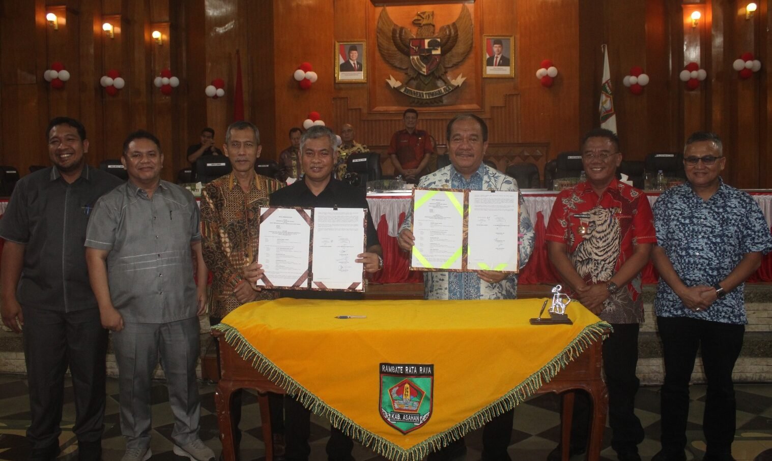 Bupati Asahan Taufik Zainal Abidin tunjukkan Nota Kesepakatan APBD 2025.