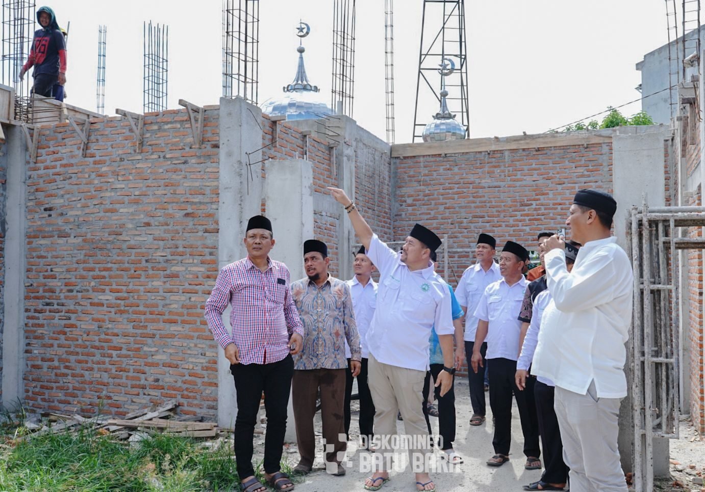 Bupati Kab.Batu Bara, H.Baharuddin Siagian saat meninjau Mesjid Taqwa Muhammadiyah Indrapura