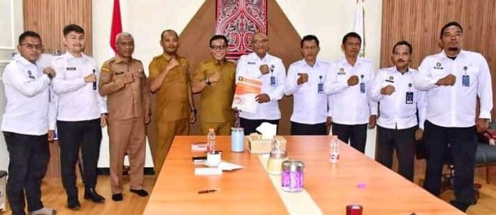 Bupati Tapteng Masinton Pasaribu, SH, MH foto bersama dengan Kepala Lapas  Kelas III Barus, Binur Sitanggang, SH beserta jajarannya.