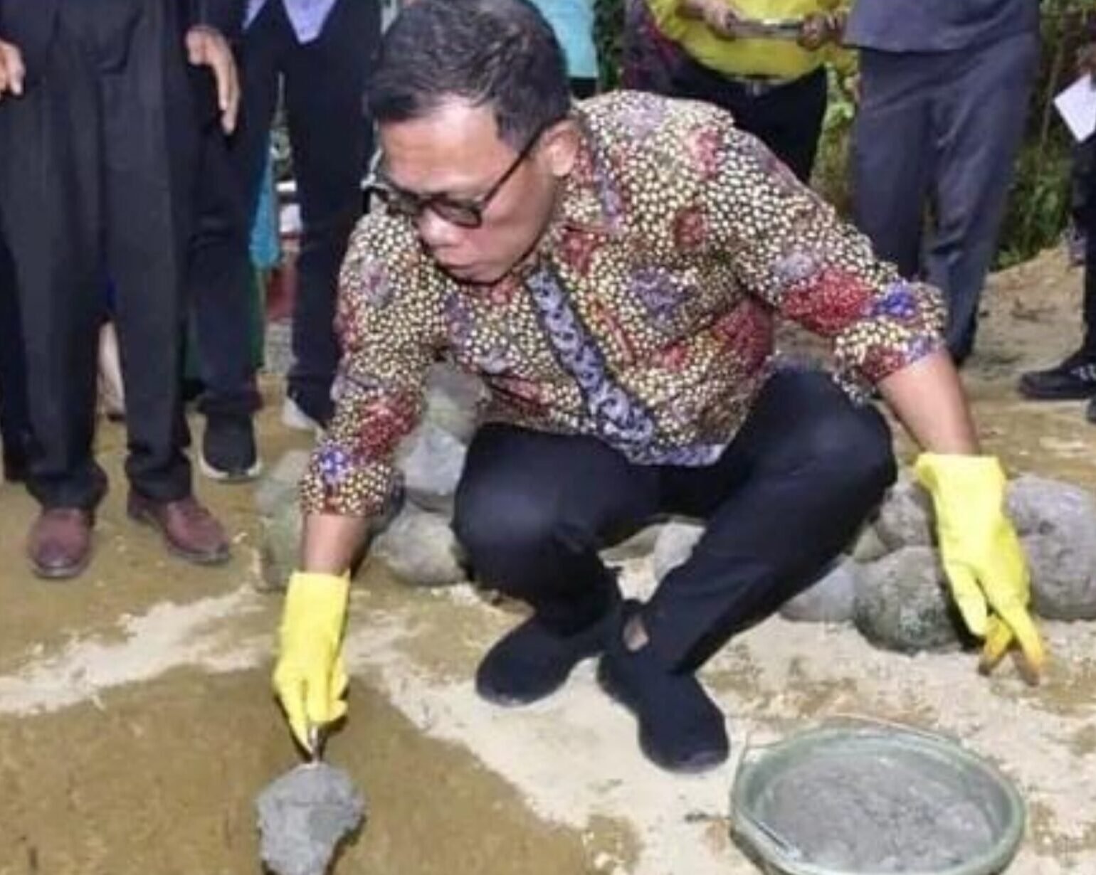 Bupati Tapteng saat melakukan peletakan batu pertama pembangunan gedung GPI Sidang Nagatimbul, Minggu (7/9/2025).
