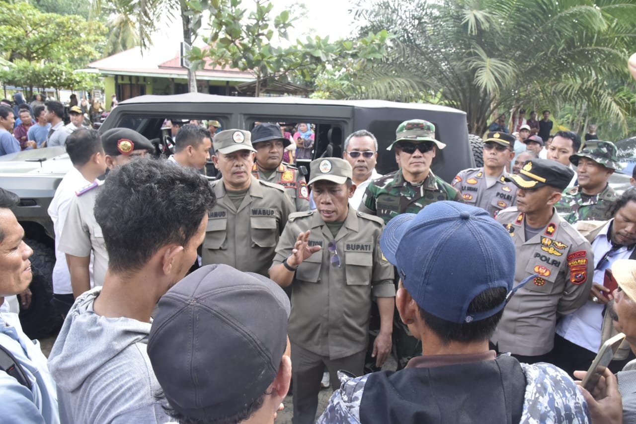 Bupati Tapteng Masinton Pasaribu saat berdialog langsung dengan masyarakat yang terdampak PT Nauli Sawit, Kamis (04/09/2025).