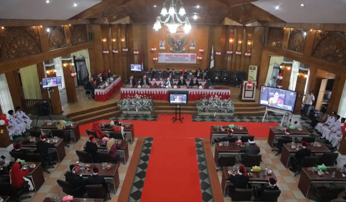 Suasana Rapat Paripurna DPRD Kabupaten Asahan, Mendengarkan Pidato Kenegaraan Presiden RI Prabowo Subianto.