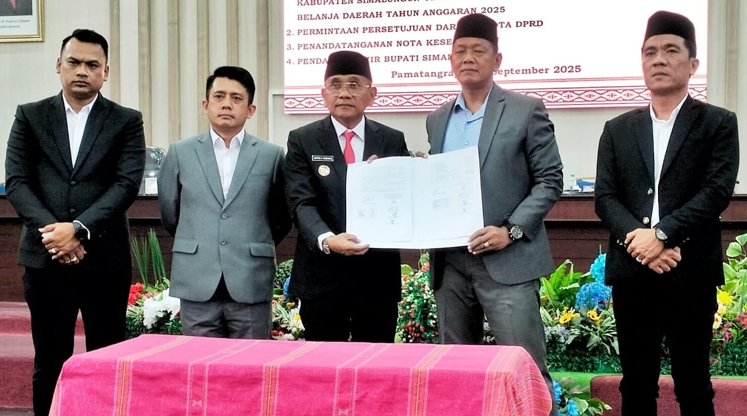 Bupati Simalungun dan Ketua DPRD Sugiarto ( tengah) foto bersama usai lakukan penandatanganan Nota Kesepakatan.