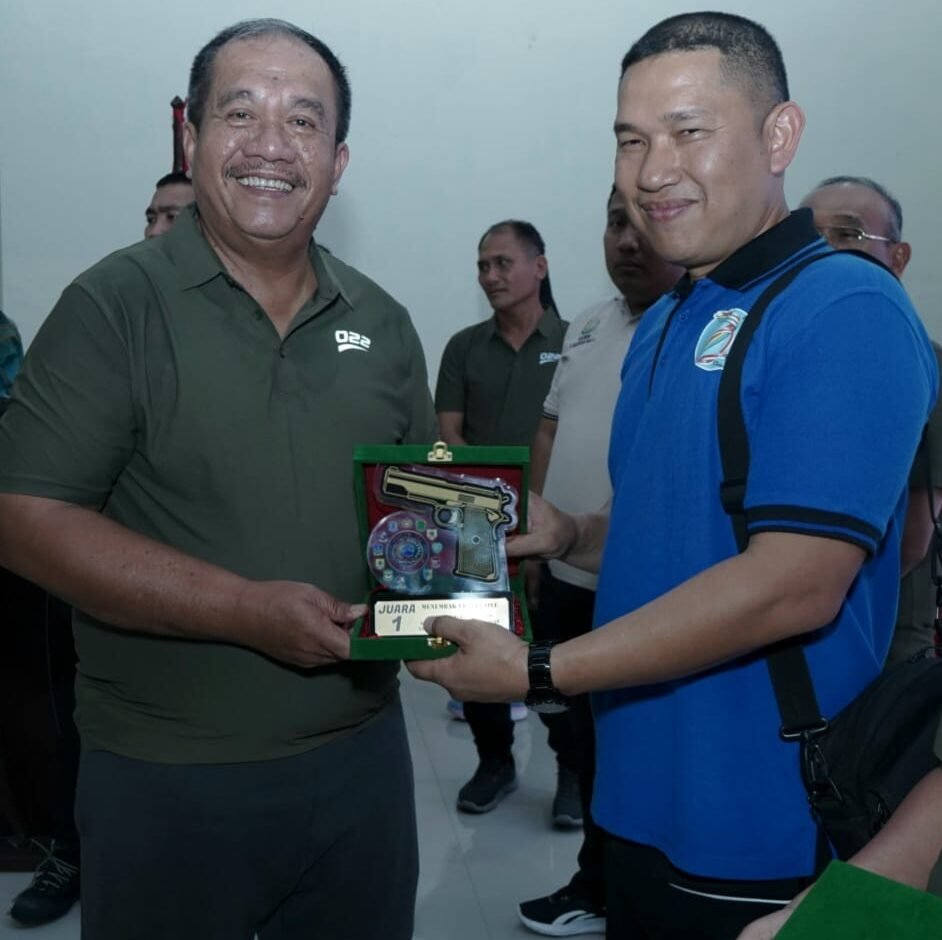 Danrem 022/PT Kolonel Inf Agus Supriyono serahkan cendera mata kepada Bupati Asahan Taufik Zainal Abidin.