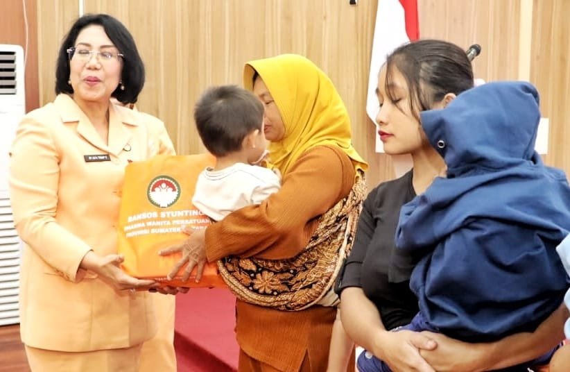 DPW Sumut saat serahkan bantuan sosial untuk anak-anak yang mengalami stunting.