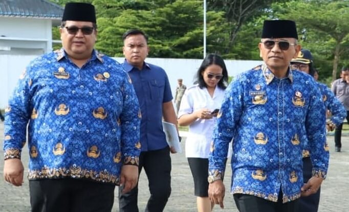 Bupati Simalungun, Dr. H. Anton Achmad Saragih, didampingi Sekda Simalungun Mixnon Simamora saat hadiri HKN.