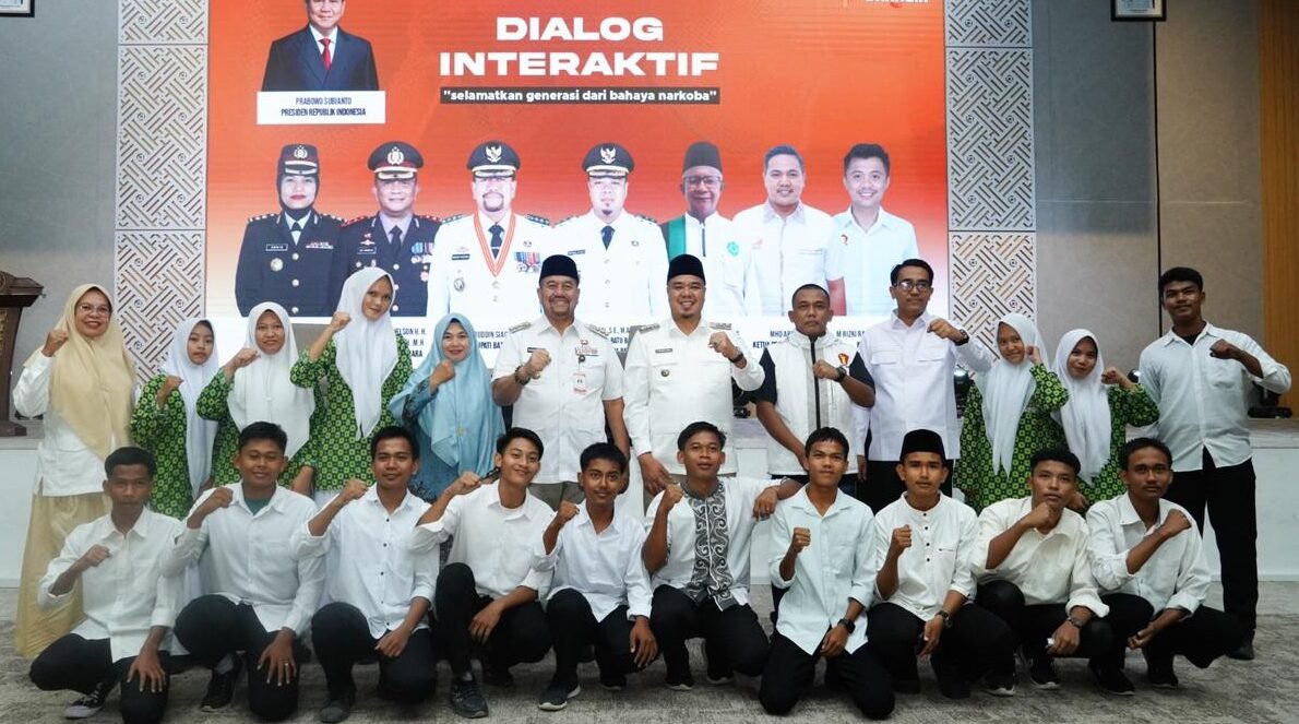 Bupati Batu Bara H. Baharuddin Siagian, SH, M.Si dan Wakil Bupati Syafrizal, SE, M.AP serta diikuti ratusan siswa-siswi dari sekolah-sekolah SLTA dan para Kader Gerindra