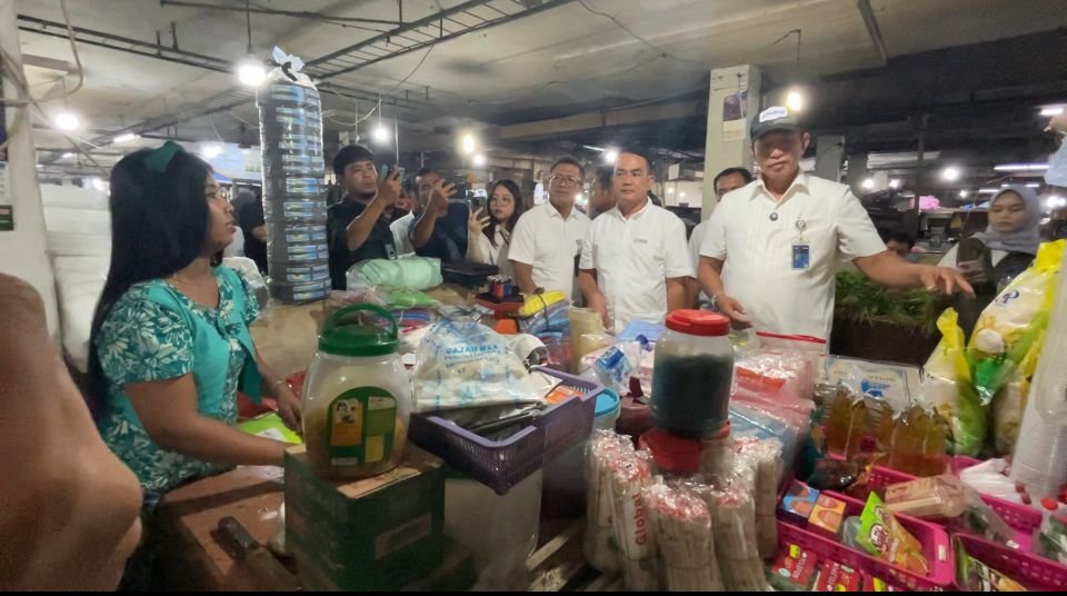 Direktur Utama Perum Bulog, Mayjen TNI Akmad Rizal Ramadhani, didampingi  Pinwil Bulog Sumut  Budi  Cahyanto saat tinjau pasar tradisional