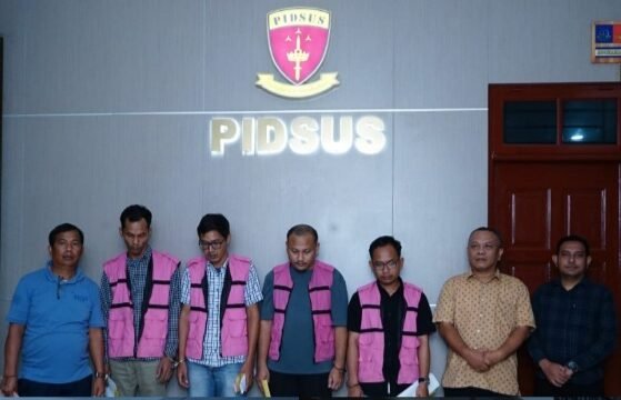 Empat tersangka baru diabadikan bersama