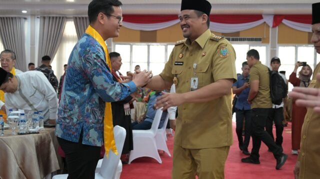 Gubernur Sumatera Utara (Sumut) Bobby Afif Nasution bersama Wakil Gubernur Sumut Surya dan Forkopimda, melakukan doa lintas agama bersama sejumlah aliansi buruh, mahasiswa dan abang Ojol di Aula Tengku Rizal Nurdin, Jalan Sudirman No 41 Medan, Selasa (02/09/2025)