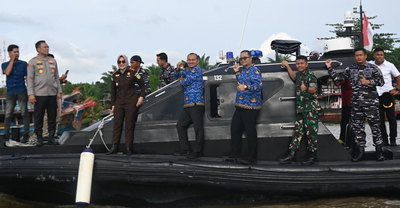 Mahyaruddin Salim bersama Forkopimda Tanjung Balai diatas Kapal Patroli Lanal TBA bagikan Sembako dan Kartu BPJS Ketenagakerjaan