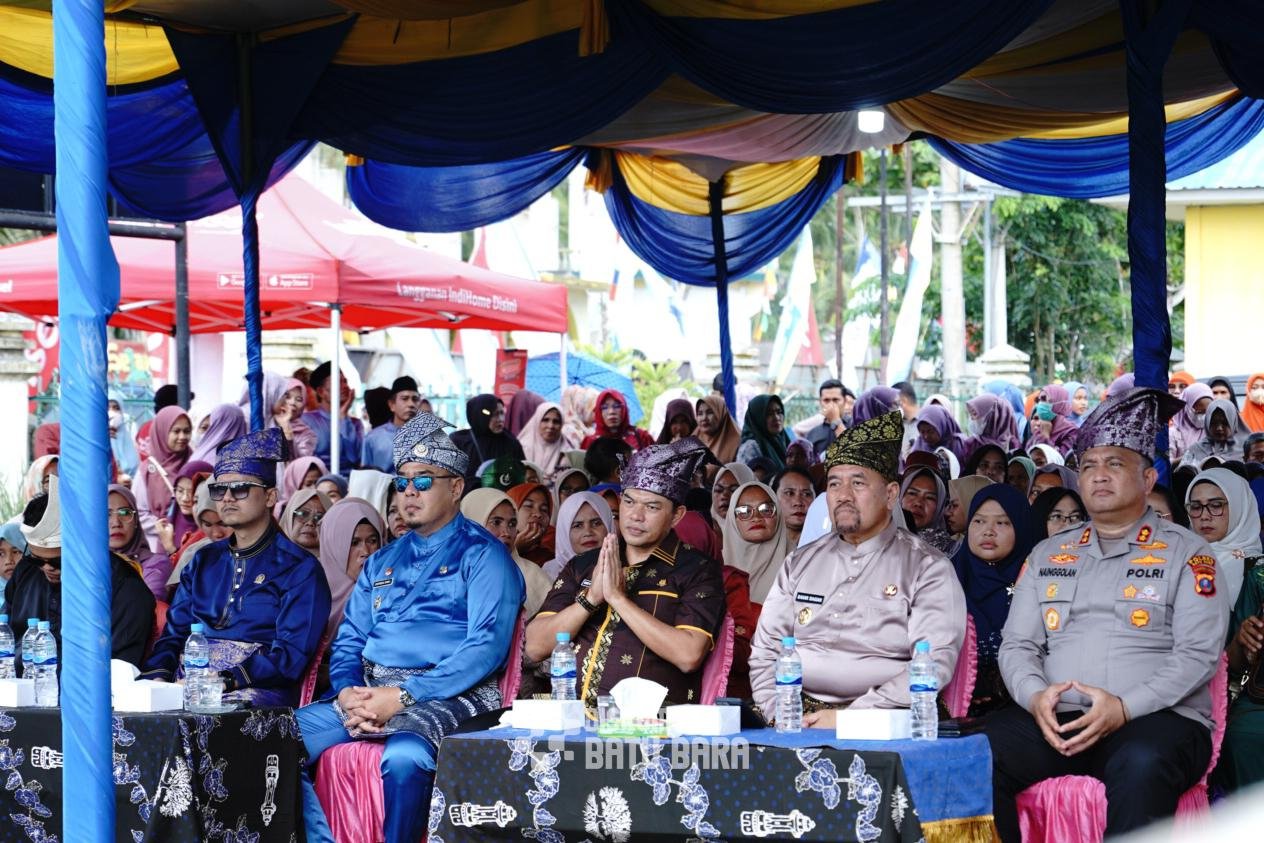 Bupati Batu Bara H. Baharuddin Siagian, SH, M.Si tampak menggunakan pakaian adat