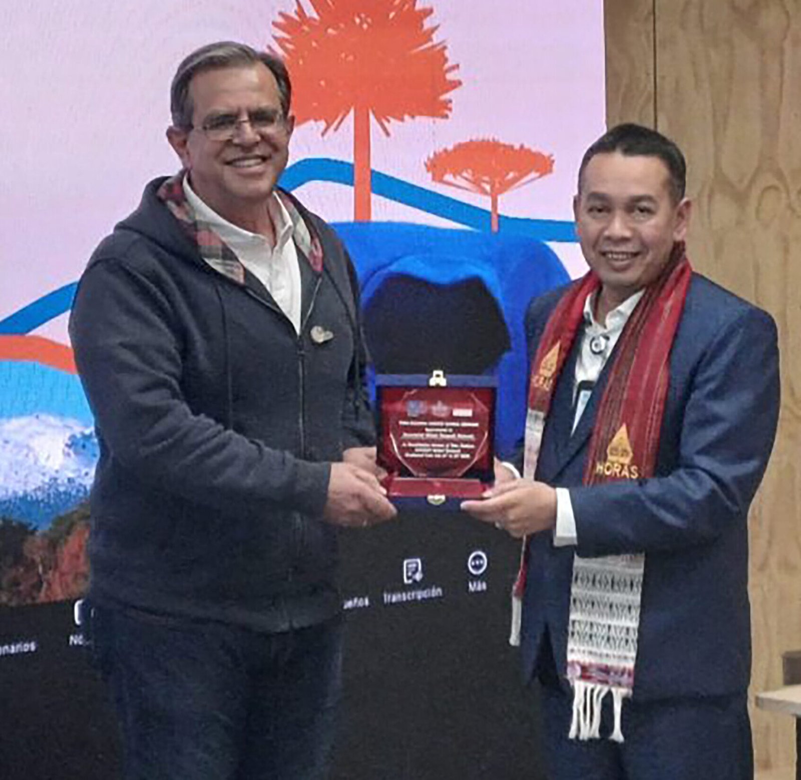 GM BP Toba Caldera UNESCO Global Geopark, Azizul Kholis, memberikan plakat kenang-kenangan kepada Presiden Dewan Eksekutif GGN, Zouros Nikolaos.