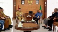 Gubsu Bobby Afif Nasution saat menerima Ketua PWI Sumut H.Farianda Putra Sinik,SH didampigi Sekretarus HR.Hamonangan Panggabeadan dan Wakil Kedia Bid.Organisasi Rifli Warisan