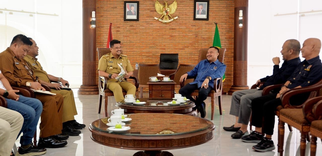 Gubsu Bobby Afif Nasution saat menerima Ketua PWI Sumut H.Farianda Putra Sinik,SH didampigi Sekretarus HR.Hamonangan Panggabeadan dan Wakil Kedia Bid.Organisasi Rifli Warisan