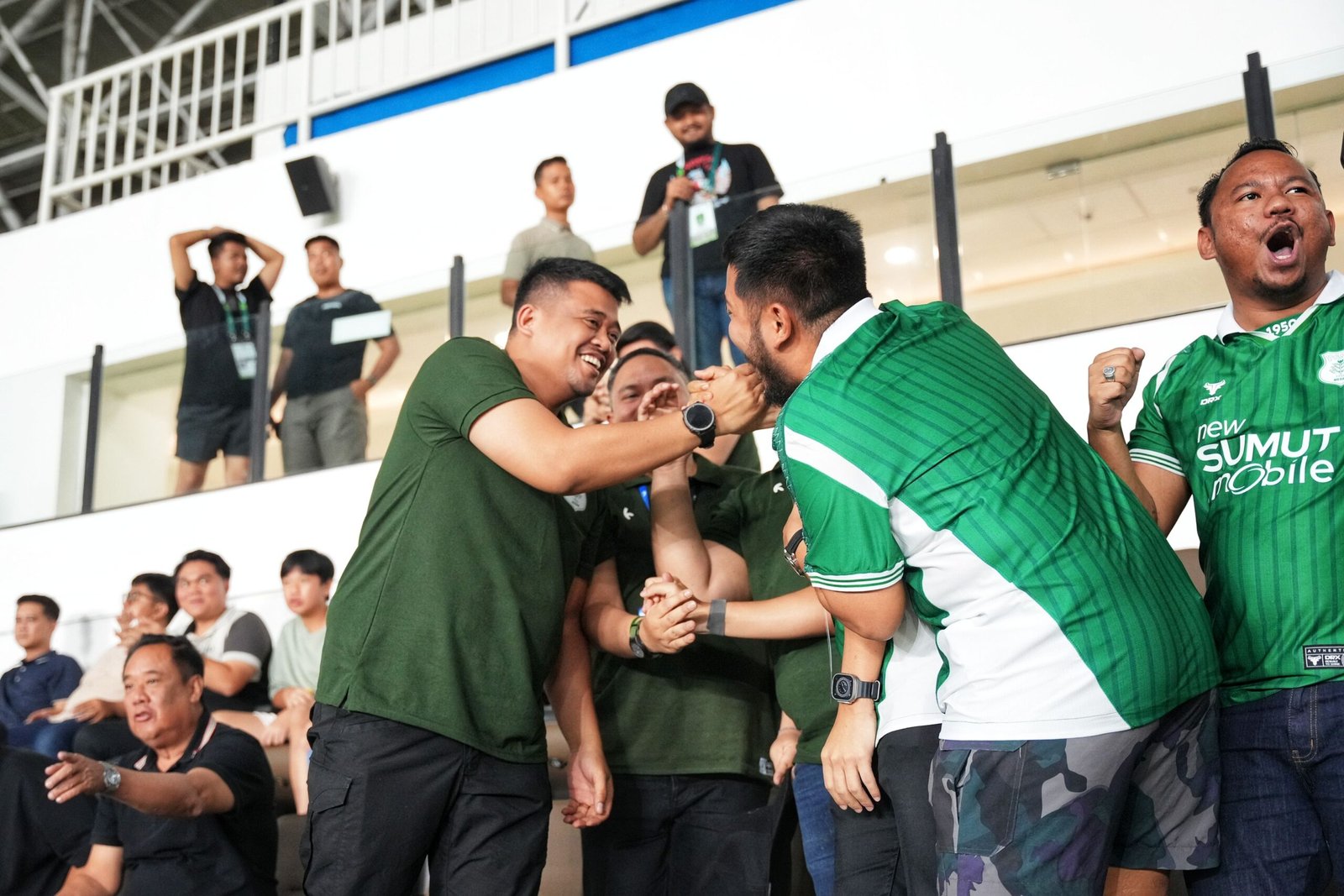 Gubernur Sumatera Utara (Sumut) Bobby Afif Nasution di dampingi sejumlah OPD Pemprov Sumut, menonton secara langsung pertandingan sepak bola antara PSMS Medan versus Sumsel United di Stadion Utama Sumatera Utara, Desa Sena, Kabupaten Deliserdang, Minggu (28/9/2025).