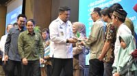 Gubernur Sumatera Utara (Sumut) Bobby Afif Nasution, memberikan kata sambutan serta meninjau stan bersama Menteri Kehutanan Raja Juli Antoni dan Wakil Menteri Kehutanan Sulaiman Umar Siddiq, serta sejumlah Dirjen Kementerian Kehutanan RI, pada acara Lokakarya Perhutanan Sosial Dan Temu Usaha Kelompok Tani Hutan di Hotel Grand Mercure Medan