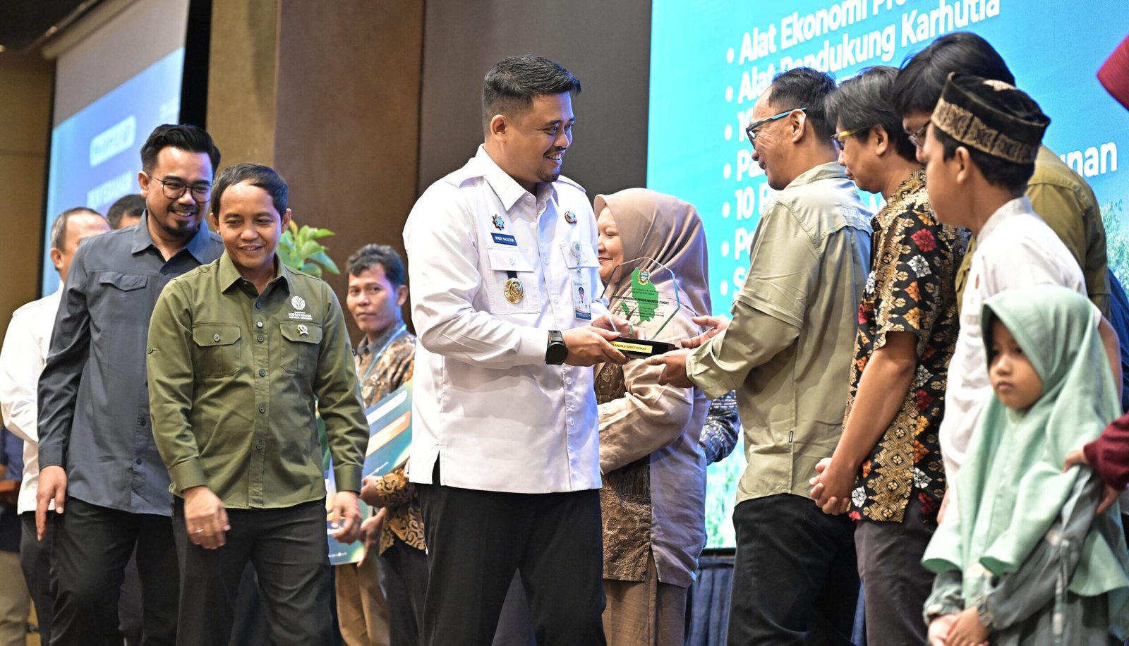 Gubernur Sumatera Utara (Sumut) Bobby Afif Nasution, memberikan kata sambutan serta meninjau stan bersama Menteri Kehutanan Raja Juli Antoni dan Wakil Menteri Kehutanan Sulaiman Umar Siddiq, serta sejumlah Dirjen Kementerian Kehutanan RI, pada acara Lokakarya Perhutanan Sosial Dan Temu Usaha Kelompok Tani Hutan di Hotel Grand Mercure Medan