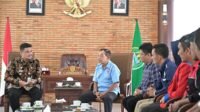 Gubernur Sumatera Utara (Sumut) Muhamamd Bobby Afif Nasution bertemu dengan Pengurus Asosiasi Gerak Buruh untuk Sumatera Utara yang Kondusif, di Anjungan Lantai 9, Kantor Gubernur Sumut, Jalan Pangeran Diponegoro Nomor 30 Medan