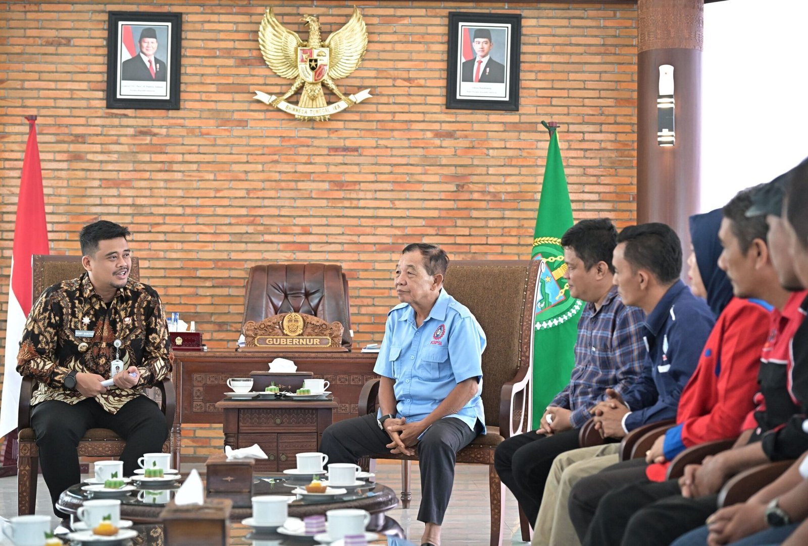 Gubernur Sumatera Utara (Sumut) Muhamamd Bobby Afif Nasution bertemu dengan Pengurus Asosiasi Gerak Buruh untuk Sumatera Utara yang Kondusif, di Anjungan Lantai 9, Kantor Gubernur Sumut, Jalan Pangeran Diponegoro Nomor 30 Medan