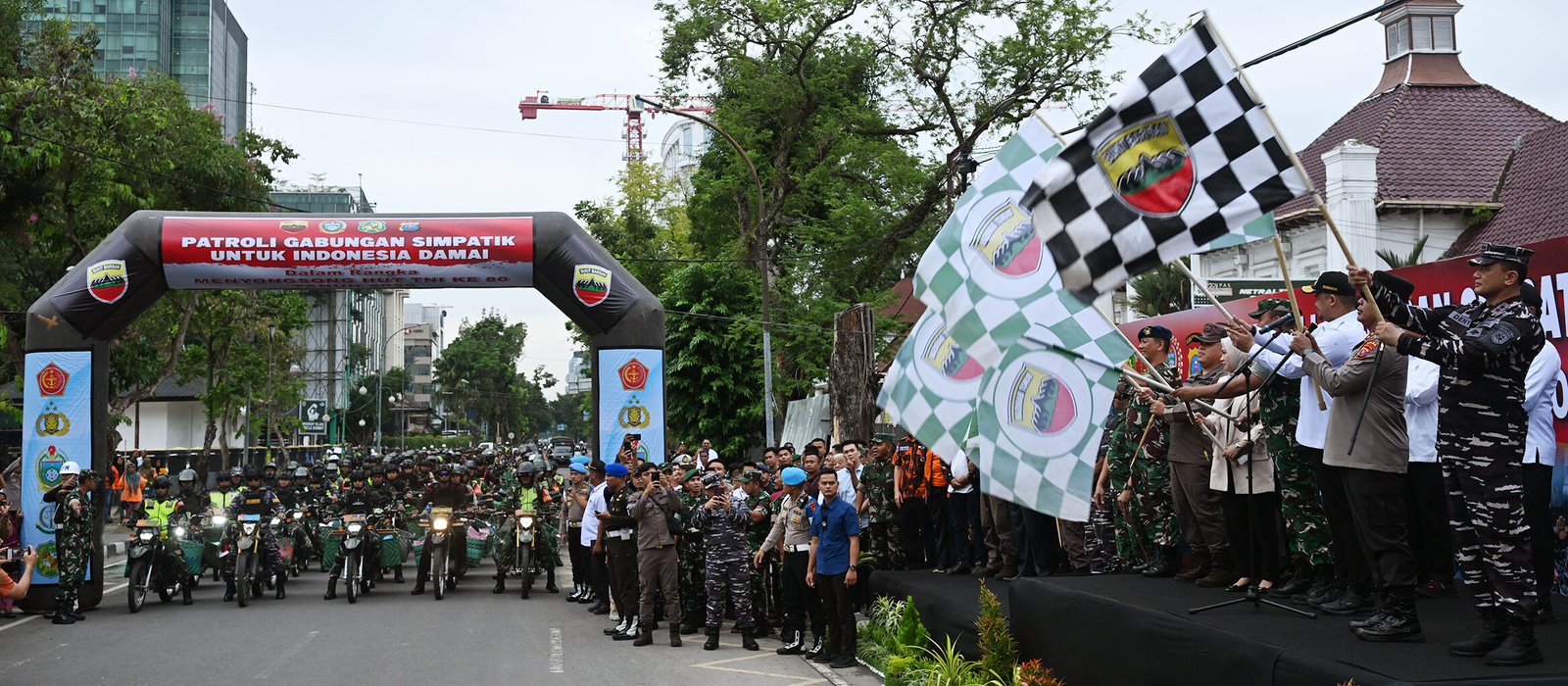 Gubernur Sumatera Utara (Sumut) Muhammad Bobby Afif Nasution bersama Pangdam I Bukit Barisan Mayjen TNI Rio Firdianto, Ketua DPRD Sumut Erni Ariyanti Sitorus, Kapolda Sumut Irjen Pol Whisnu Hermawan Februanto, Kajati Sumut Harli Siregar, Walikota Medan Rico Tri Putra Bayu Waas, Wakil Bupati Deliserdang Lom Lom Suwondo, serta Walikota Binjai Amir Hamzah saat Apel Gelar Pasukan Patroli Gabungan Simpatik untuk Indonesia Damai di Lapangan Benteng
