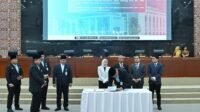 Gubernur Sumatera Utara (Sumut) Bobby Afif Nasution menandatangani Nota Kesepahaman antara Pemerintah Provinsi Sumut dan DPRD Provinsi Sumut tentang KUA dan PPAS Perubahan APBD Provinsi Sumut Tahun Anggaran 2025 di Ruang Sidang Paripurna DPRD Sumut Jalan Imam Bonjol Nomor 5 Medan,