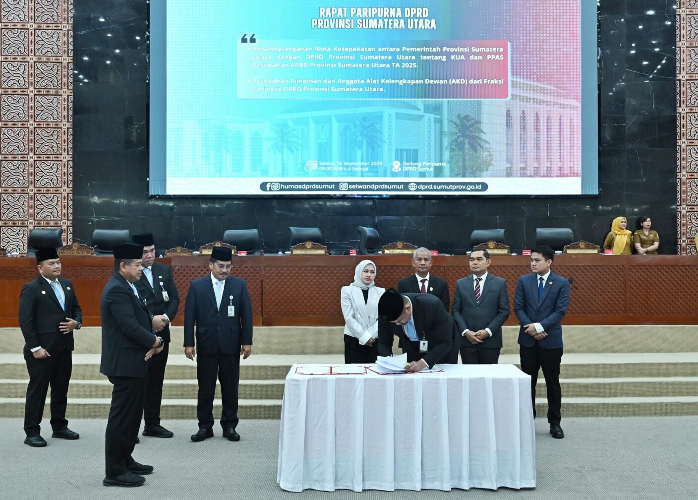 Gubernur Sumatera Utara (Sumut) Bobby Afif Nasution menandatangani Nota Kesepahaman antara Pemerintah Provinsi Sumut dan DPRD Provinsi Sumut tentang KUA dan PPAS Perubahan APBD Provinsi Sumut Tahun Anggaran 2025 di Ruang Sidang Paripurna DPRD Sumut Jalan Imam Bonjol Nomor 5 Medan,