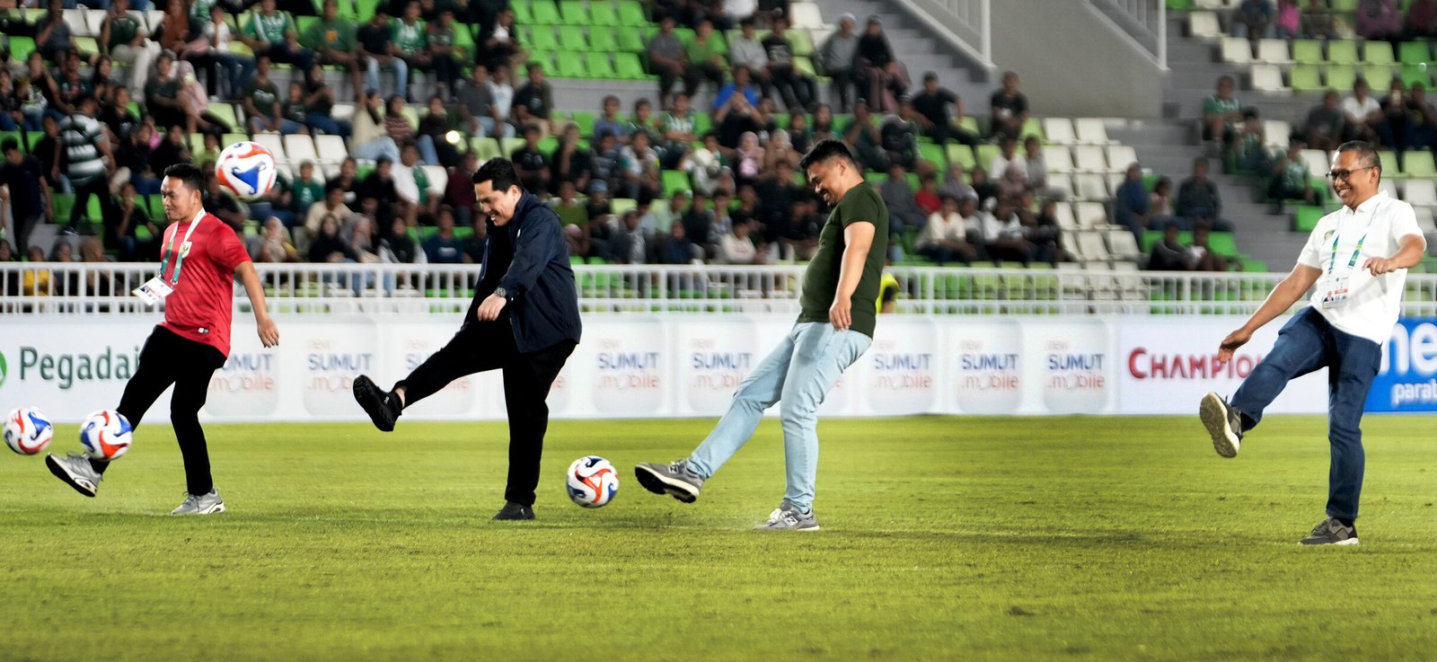 Gubernur Sumatera Utara (Sumut) Bobby Nasution bersama Ketua Umum PSSI Erick Thohir menendang bola pertanda dimulainya Pegadaian Championship musim 2025/2026 di Stadion Utama Sumatra Utara, Jumat (12/09/2025)