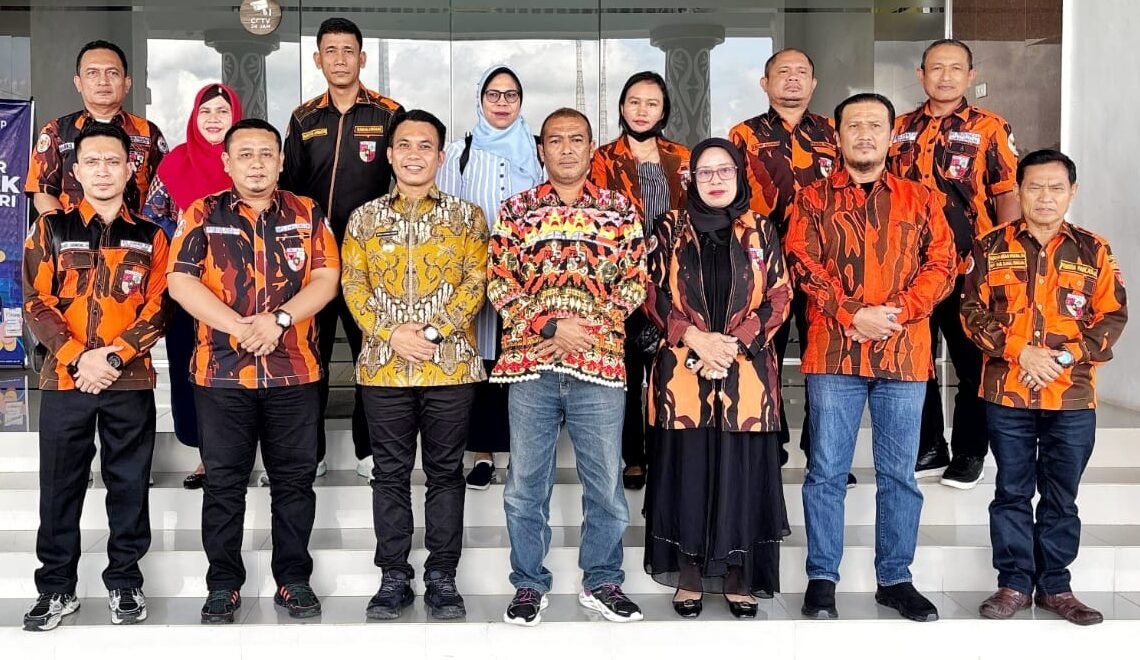 Wakil Bupati Simalungun ( depan, ketiga dari kiri ) foto bersama usai menerima kunjungan audiensi dari Organisasi PP.
