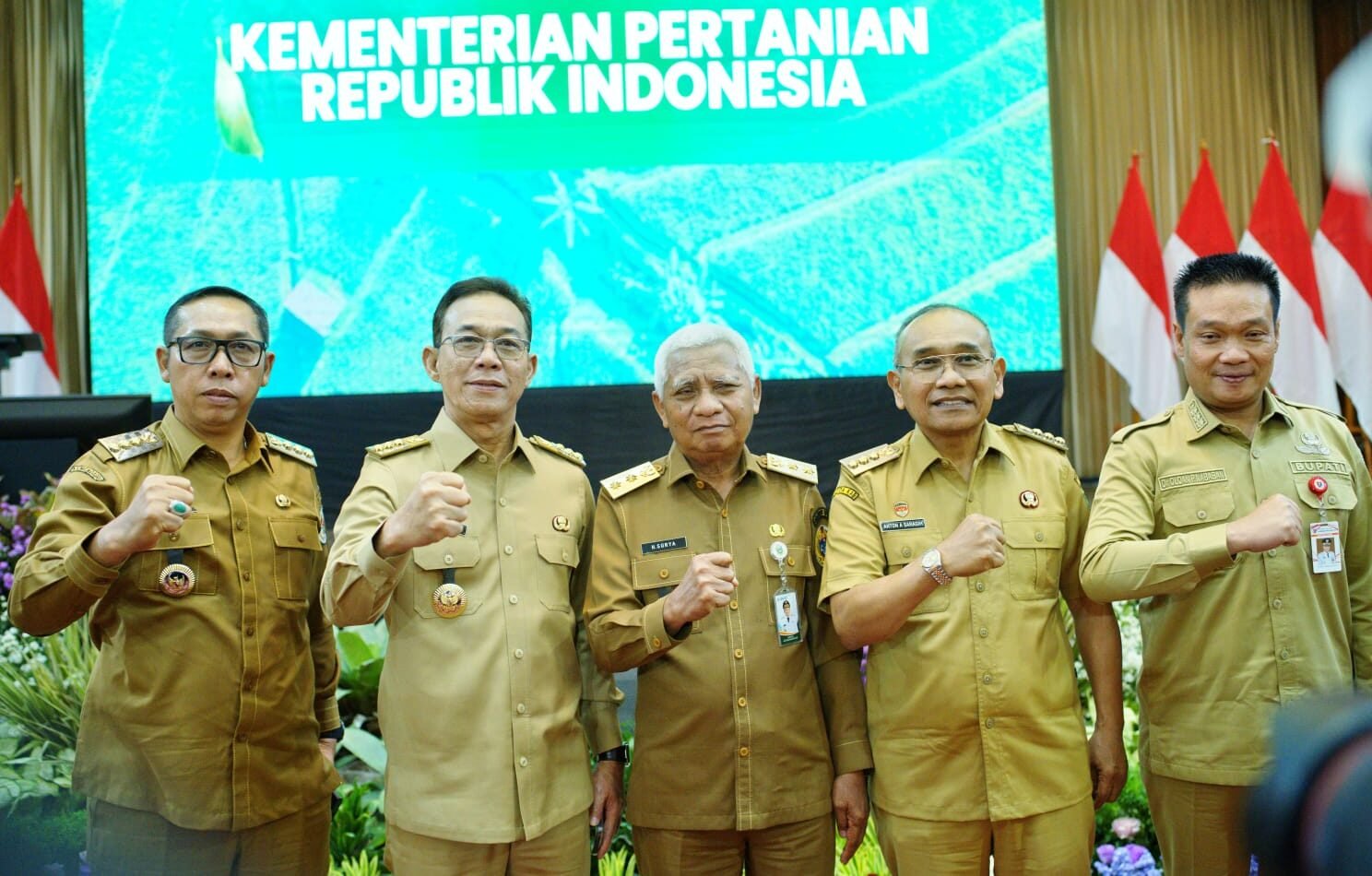 Bupati Simalungun (no.2 dari kanan) foto bersama kepala daerah usai kegiatan.