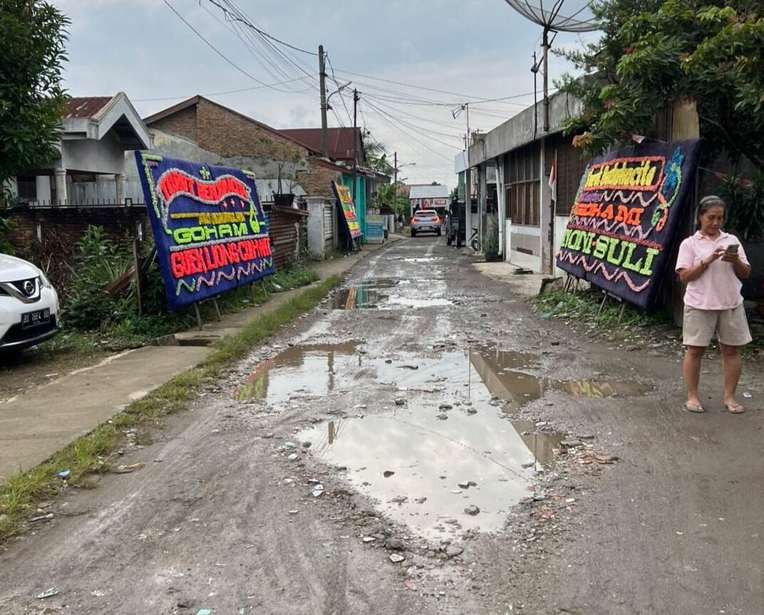 Masyarakat Kelurahan Harjosari I, Kecamatan Medan Amplas keluhkan badan Jalan Tahu di lingkungan 12 rusak memprihatinkan. Kondisi badan jalan berlobang kupak kapik, 