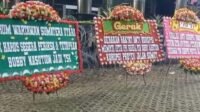 Beberapa Karangan Bunga yang dipampangkan di depan Gdung KPK Jakarta