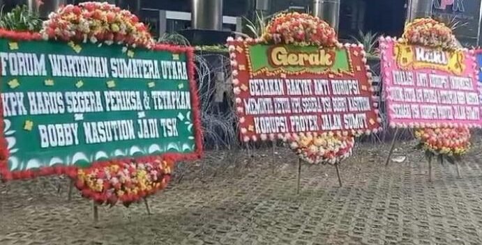 Beberapa Karangan Bunga yang dipampangkan di depan Gdung KPK Jakarta