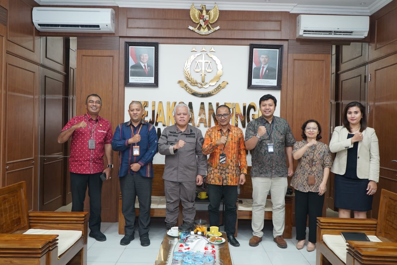Kepala Kanwil I KPPU, Ridho Pamungkas bersama Kepala Kejaksaan Tinggi Sumut, Dr Harli Siregar, SH, MHum dan para staf diabadikan di kantor Kejaksaan Tinggi Sumut(