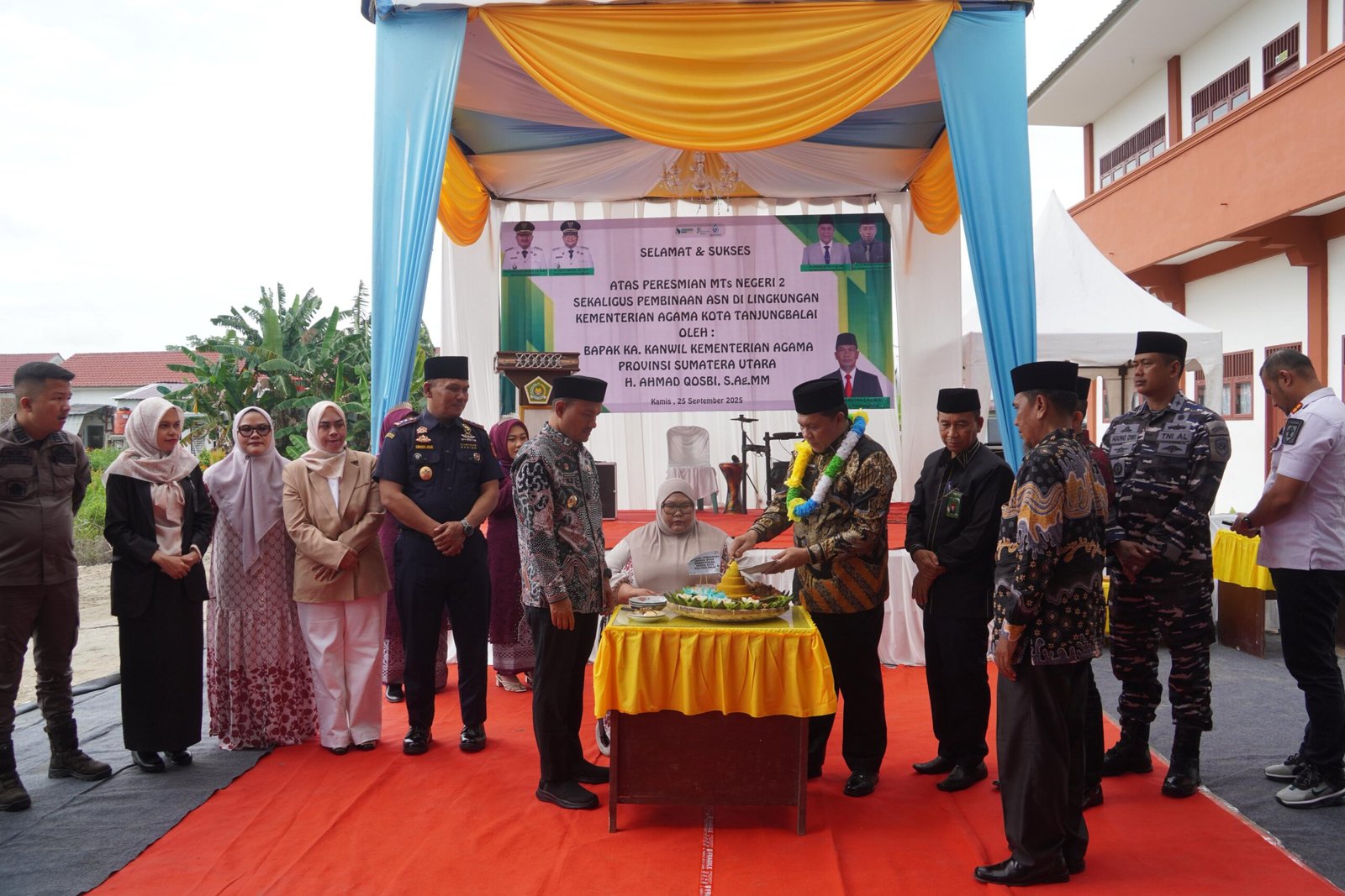 Peresmian Gedung Baru MTsN 2 Kota Tanjung Balai, ditandai dengan pemotongan tumpeng oleh H Ahmad Qosbi.