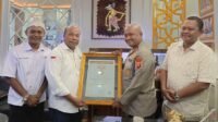 Kapolres Serang, AKBP Condro Sasongko, S.H., S.I.K., M.H., M.Si., saat menerima penghargaan bergengsi “Sahabat Pers Indonesia” dari Serikat Media Siber Indonesia (SMSI) Provinsi Banten.