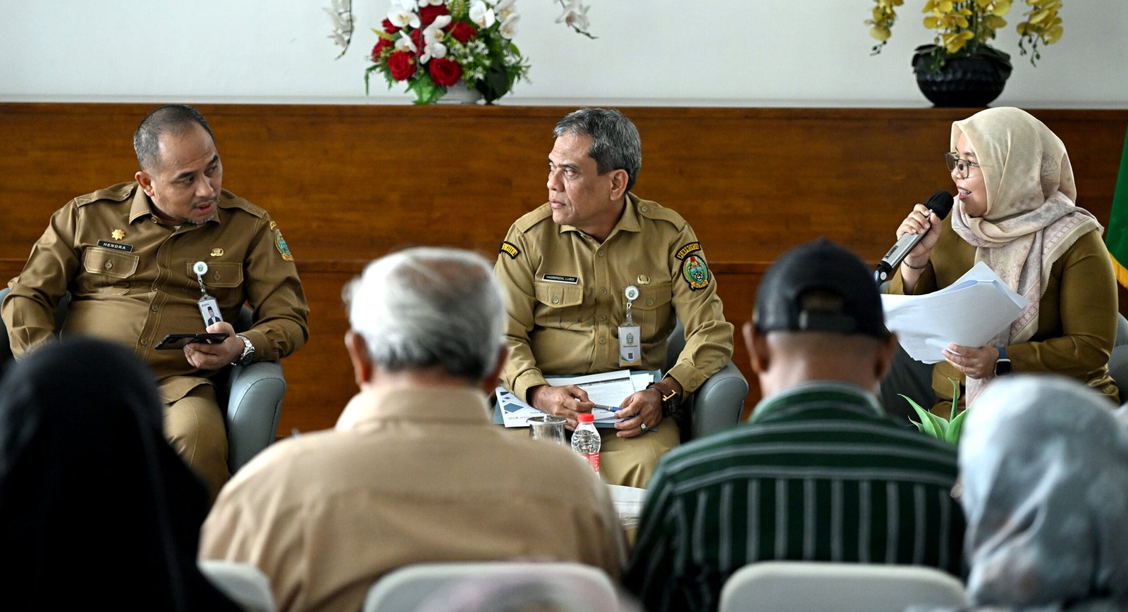 Kadis PERKIM Sumut Hasmirizal Lubis bersama Kadis PUPR Sumut Hendra Darmawan Siregar saat melakukan konferensi pers di ruang Dekranasda lantai 1 Kantor Gubernur Sumut, Jalan Diponegoro Sumut