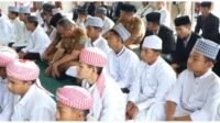Bupati Simalungun (atas baju hijau) saat hadiri peringatan Maulid Nabi Muhammad SAW 1447 H / 2025 M yang digelar masyarakat Kecamatan Panombeian Panei.