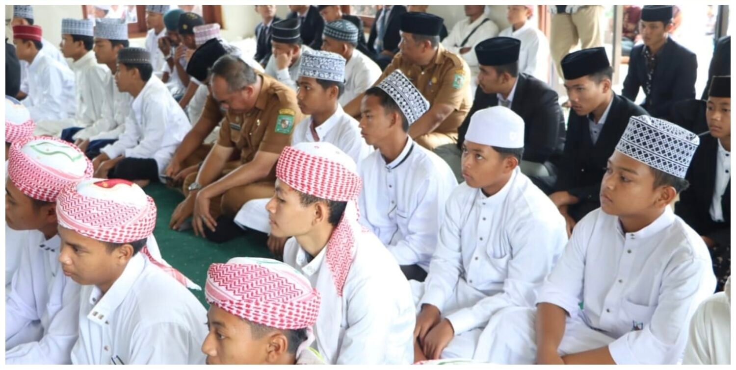 Bupati Simalungun (atas baju hijau) saat hadiri peringatan Maulid Nabi Muhammad SAW 1447 H / 2025 M yang digelar masyarakat Kecamatan Panombeian Panei.