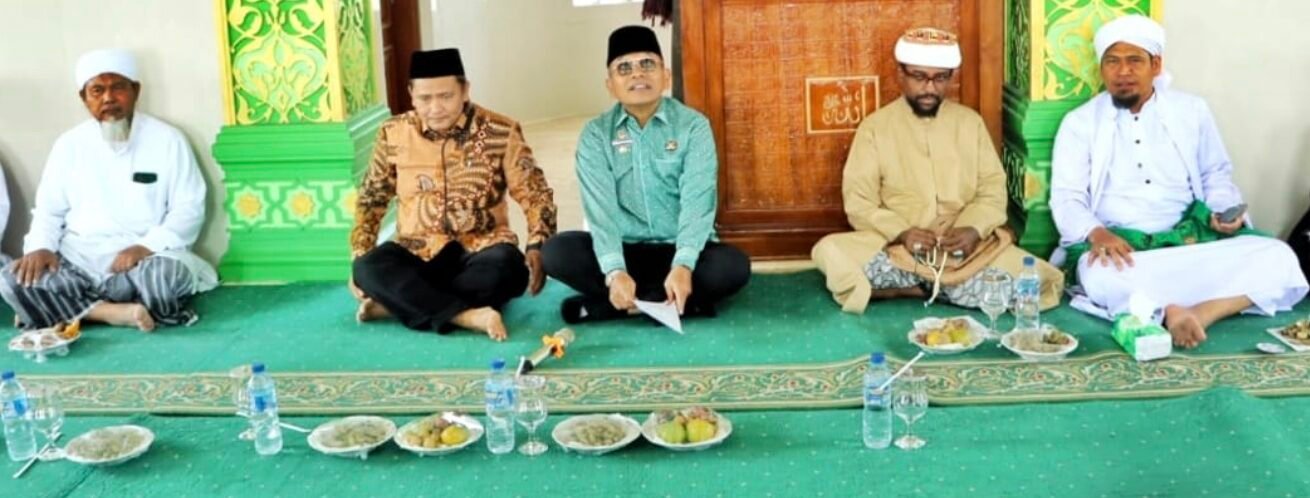 Bupati Simalungun (atas baju hijau) saat hadiri peringatan Maulid Nabi Muhammad SAW 1447 H / 2025 M yang digelar masyarakat Kecamatan Panombeian Panei.