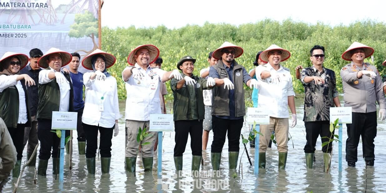 Menteri Kehutanan Republik Indonesia Raja Juli Antoni, MA., Ph.D dan Wakil Menteri Kehutanan dr. Sulaiman Umar Siddiq didampingi Bupati Kab.Batu Bara H.Baharuddin Siagian