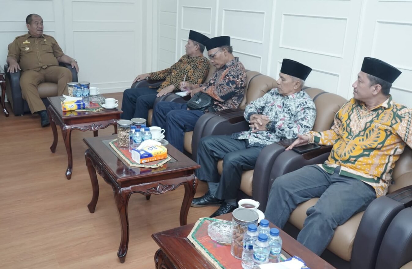 Bupati Asahan Taufik Zainal Abidin saat menerima audiensi PD Muhammadiyah Kabupaten Asahan.