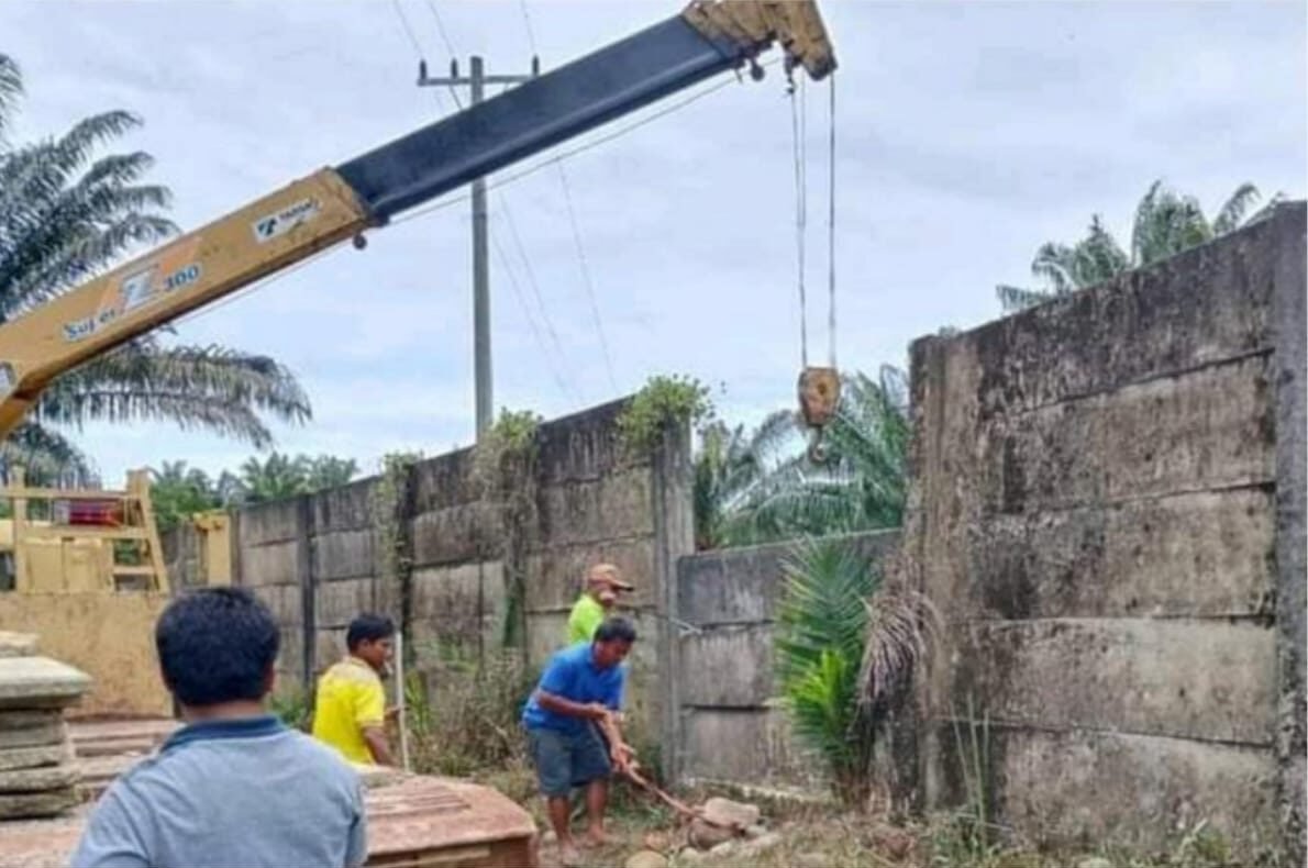 Terlihat alat berat beroperasi membongkar tembok penutup akses jalan warga,