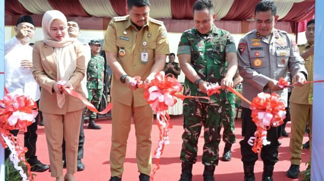Gubernur Sumatera Utara (Sumut) Bobby Afif Nasution bersama Kapoldasu Irjen Pol Whisnu Hermawan Februanto, Pangdam I/BB Mayjen TNI Rio Firdianto, Ketua DPRD Sumut Erni Ariyanti, meresmikan peluncuran operasional dapur SPPG Menarhanud 2/SSM Kodam I/BB di Mako Menarhanun 2/SSM Deliserdang, Senin (01/09/2025). *Foto/IMC/Ist#