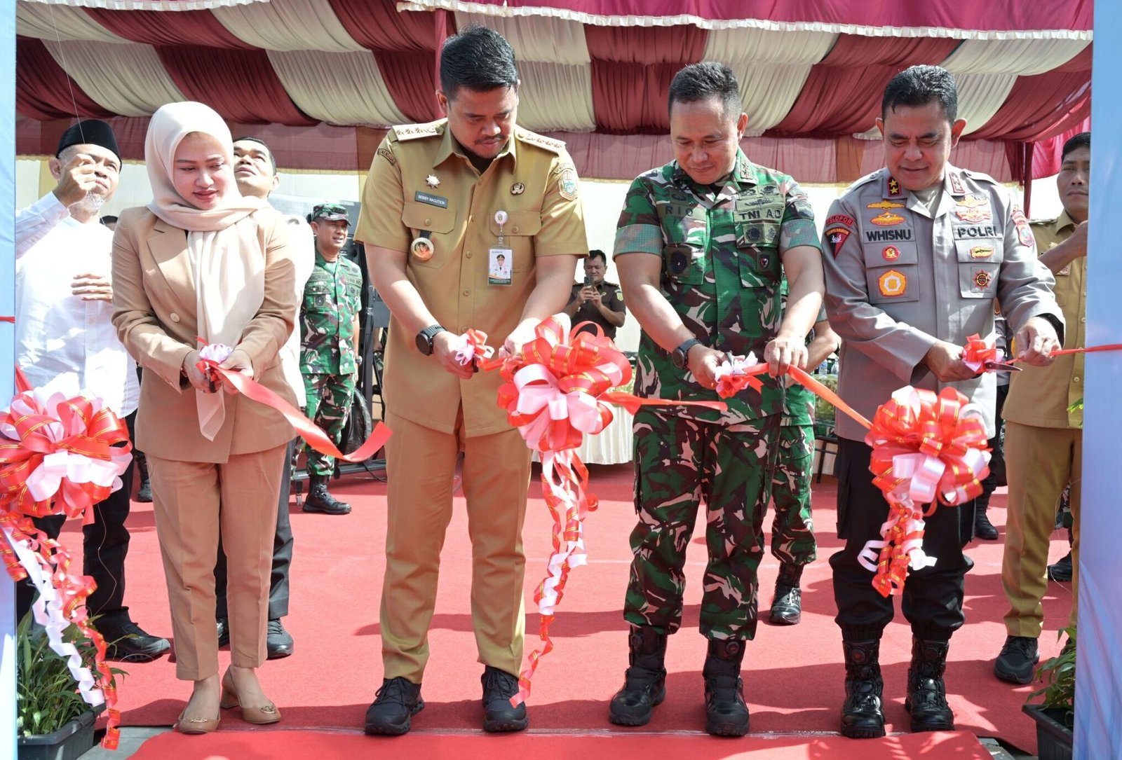 Gubernur Sumatera Utara (Sumut) Bobby Afif Nasution bersama Kapoldasu Irjen Pol Whisnu Hermawan Februanto, Pangdam I/BB Mayjen TNI Rio Firdianto, Ketua DPRD Sumut Erni Ariyanti, meresmikan peluncuran operasional dapur SPPG Menarhanud 2/SSM Kodam I/BB di Mako Menarhanun 2/SSM Deliserdang, Senin (01/09/2025). *Foto/IMC/Ist#