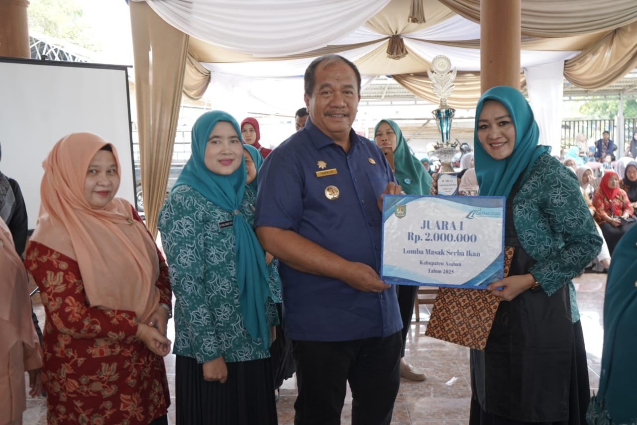 Bupati Asahan Taufik Zainal Abidin bersama Ketua TP PKK Kabupaten Asahan menyerahkan hadiah secara simbolis kepada para pemenang lomba Masak Serba Ikan