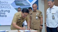 ekretaris Daerah Provinsi Sumatera Utara (Sumut) Togap Simangunsong menandatangani Berita Acara Serah Terima Operasional (BASTO) Jalan Pendukung Stadion Utama Sumut, dari Balai Besar Pelaksanaan Jalan Nasional (BBPJN) Sumut kepada Pemprov Sumut, di Ruang Rapat I Lantai 2 Kantor Gubernur Sumut Jalan Diponegoro 30, Kota Medan, Senin (1/9/2025).