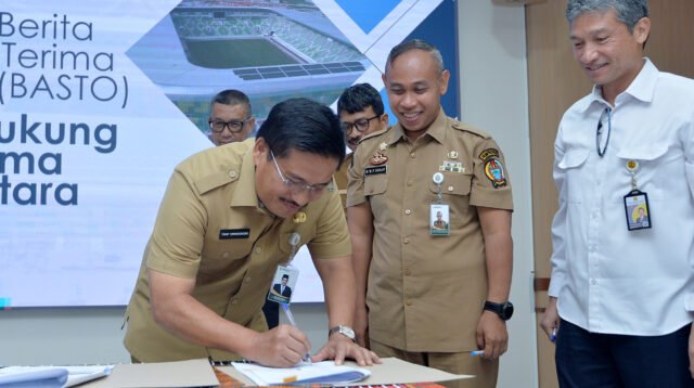ekretaris Daerah Provinsi Sumatera Utara (Sumut) Togap Simangunsong menandatangani Berita Acara Serah Terima Operasional (BASTO) Jalan Pendukung Stadion Utama Sumut, dari Balai Besar Pelaksanaan Jalan Nasional (BBPJN) Sumut kepada Pemprov Sumut, di Ruang Rapat I Lantai 2 Kantor Gubernur Sumut Jalan Diponegoro 30, Kota Medan, Senin (1/9/2025).